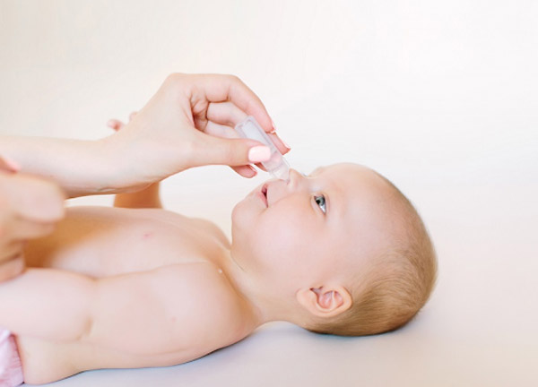 Thông mũi giúp trẻ giảm tình trạng nghẹt mũi, chảy nước mũi xuống cổ họng